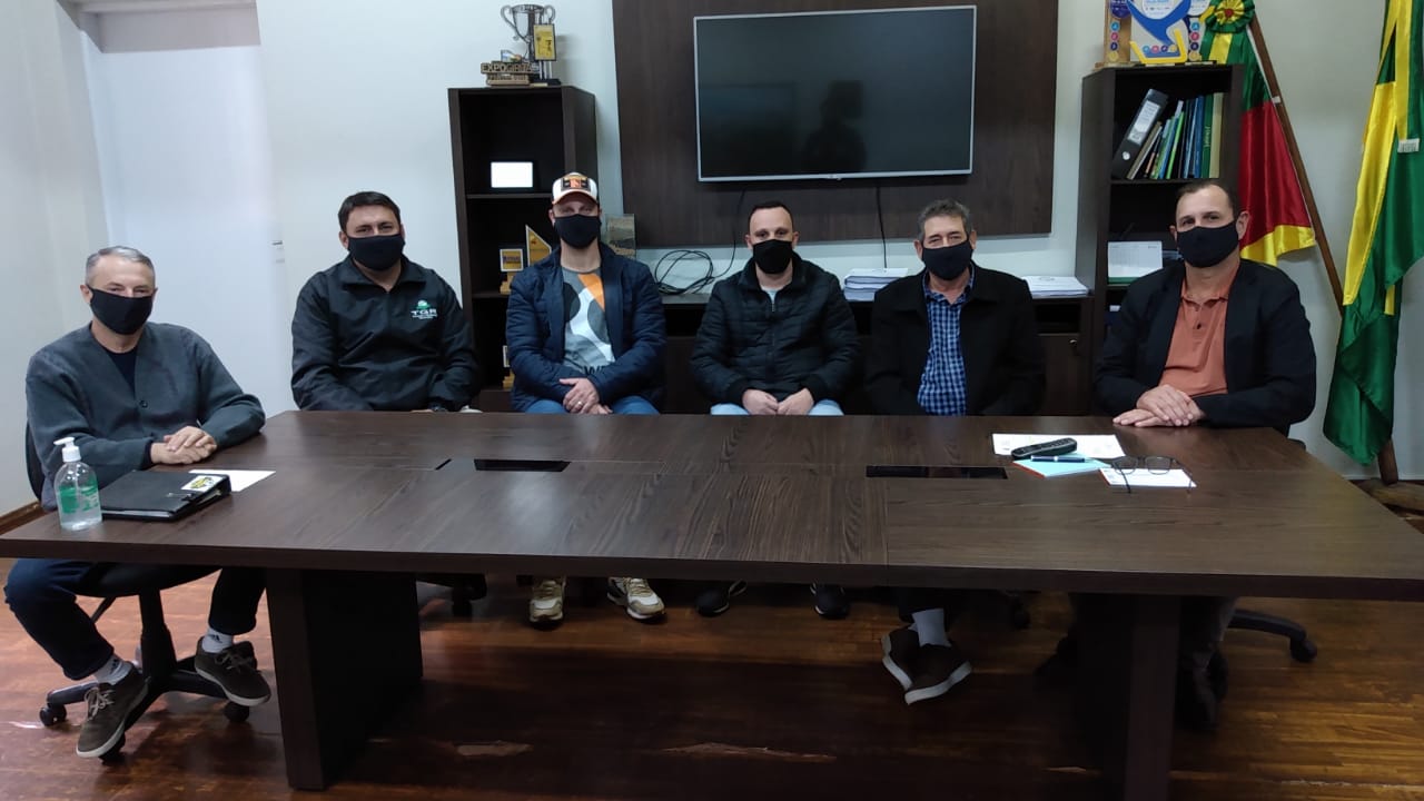 Executivo Municipal recebe diretoria do Giruá Futsal